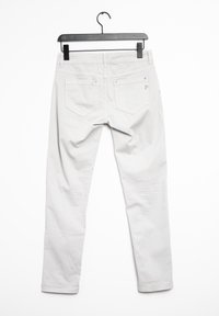 Pantalones grises claros colgados en una percha negra, mostrando una textura suave, un diseño de pierna recta y dos bolsillos traseros con costuras decorativas.