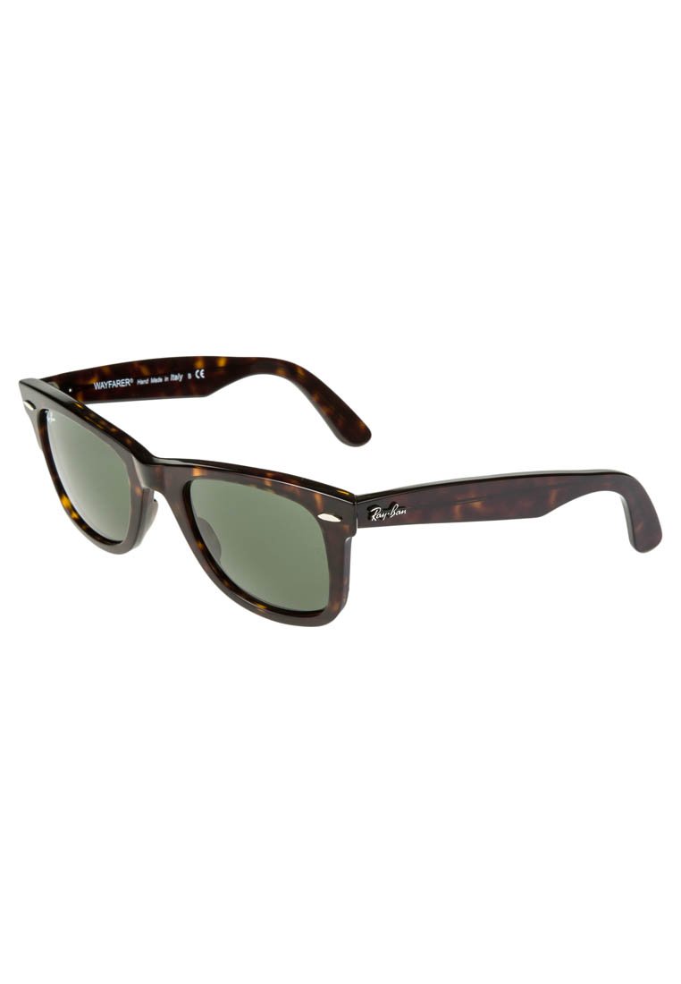 Lunettes de soleil Wayfarer avec monture en plastique écaille noire, verres verts et logo Ray-Ban argenté sur la branche.