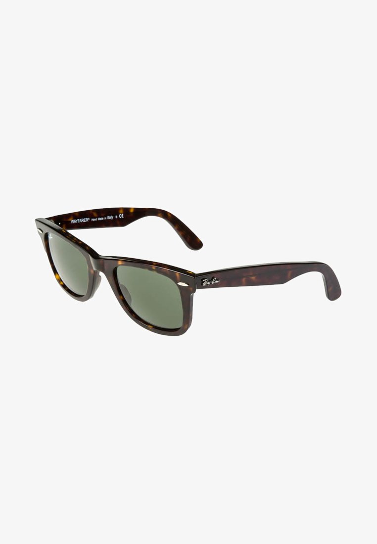 Óculos de sol Wayfarer com armação de plástico em padrão tartaruga escura, lentes verdes e logotipo prateado da Ray-Ban na hastes.