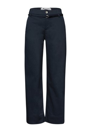 Pantalon large bleu marine à taille haute, avec passants de ceinture, une ceinture assortie en tissu avec une boucle argentée, et une fermeture à boutons à l'avant.