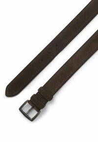 Cintura in suede marrone con texture liscia, fibbia in metallo argento, tre fori regolabili e un'estremità sfilata per un aspetto elegante.