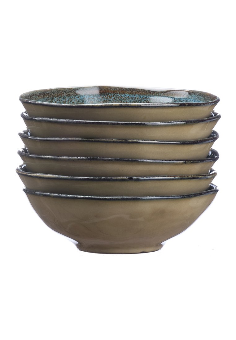 Zestaw pięciu ceramicznych misek w oliwkowej zieleni z teksturowanym wykończeniem, posiada lekko rozszerzający się brzeg oraz ciemną, kontrastującą krawędź.