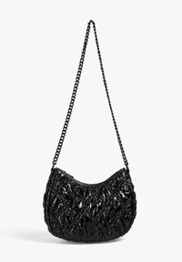 Bolso negro de hombro con un acabado texturizado y brillante, que presenta una forma curva y una correa de cadena. Contiene detalles de tela fruncida y un cierre de cremallera en la parte superior.