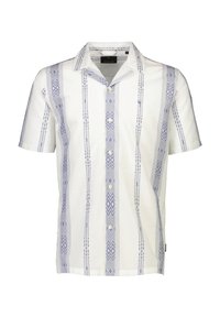 Camisa de botón de manga corta en algodón blanco con patrón geométrico azul, que presenta un collar y un bolsillo en el pecho, de textura suave.