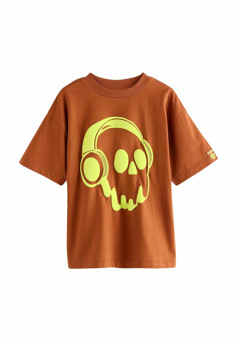 Bruine katoenen t-shirt met een grote gele schedelafbeelding met koptelefoon. Korte mouwen en een ronde halslijn.