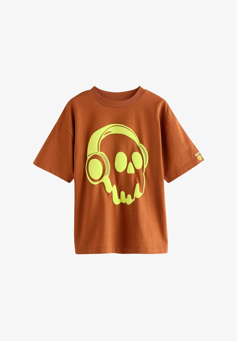 Bruine katoenen t-shirt met een grote gele schedelafbeelding met koptelefoon. Korte mouwen en een ronde halslijn.