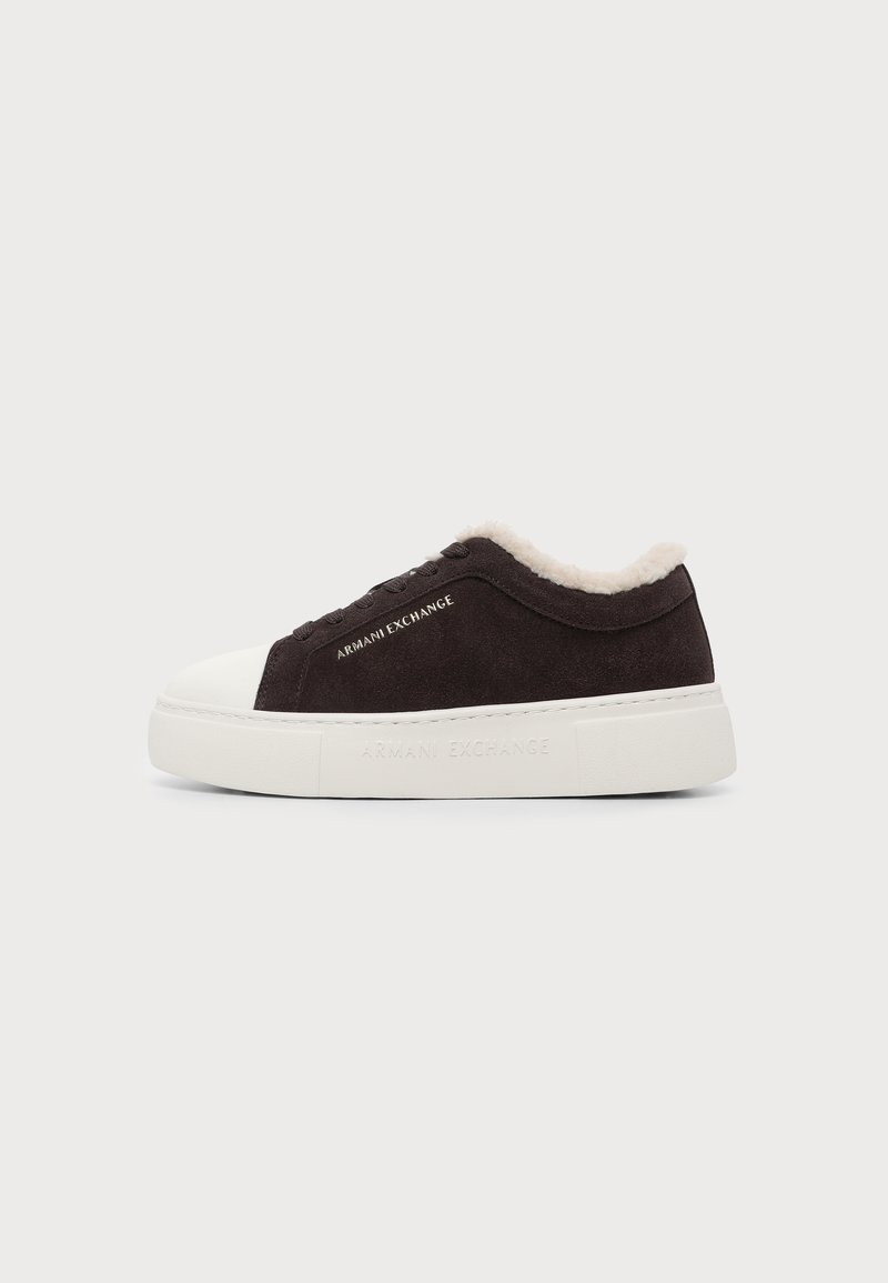 Μαύρο sneaker χαμηλού προφίλ με λευκή σόλα και δάχτυλο, επένδυση από fleece και λογότυπο Armani Exchange στο πλάι και στη σόλα.