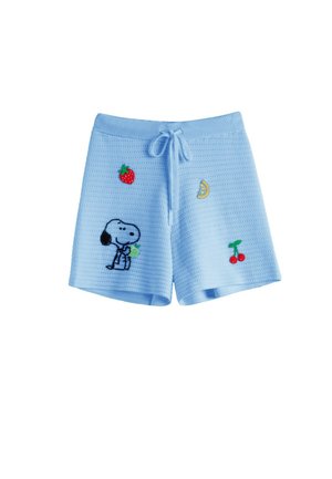 Shorts tricotés bleu clair avec cordon de serrage, avec un Snoopy brodé tenant un objet vert, et de petites pièces à motif fraise, tranche de citron et cerises.