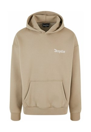 Beige hoodie lavet af blødt stof, med en kængurulomme, ribbede manchetter og et logo i hvidt på brystet.