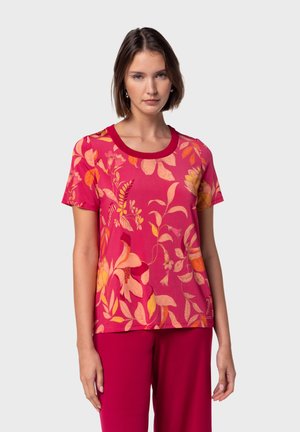 Korte mouw roze top met een bloemenpatroon in oranje en geel, voorzien van een ronde halslijn en een zachte stofstructuur.