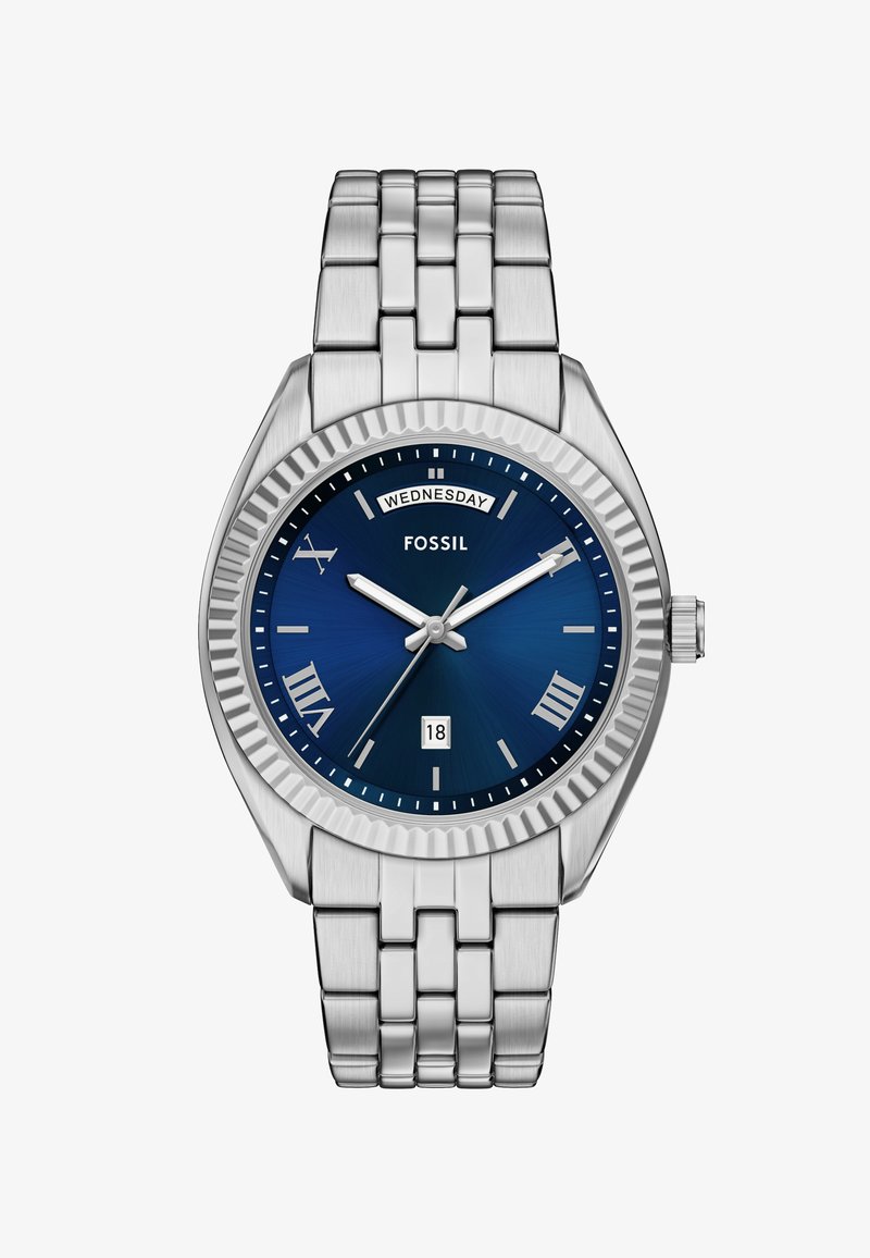 Reloj de acero inoxidable plateado con un dial en degradado azul, números romanos, indicador de fecha y una pulsera de eslabones metálicos. Presenta un bisel texturizado.
