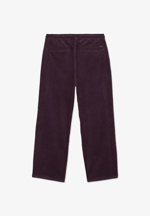 Pantaloni a zampa d'elefante in velluto a coste viola scuro con vita elastica e due tasche a filetto posteriori, con una piccola etichetta del marchio sulla tasca destra.