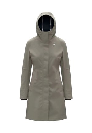 Waterdichte beige regenjas met een capuchon, lange mouwen, zijzakken en een zilveren logo op de borst. Glad textuur en een nauwsluitend ontwerp.