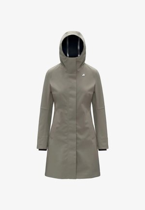 Impermeabile beige con cappuccio, maniche lunghe, tasche laterali e un logo argentato sul petto. Texture liscia e design aderente.