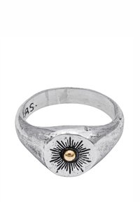 Sidabrinis žiedas su tekstūruota paviršiaus ir apskritu viršumi, kuriame yra juodos saulės spindulio raštas su auksiniu centru.