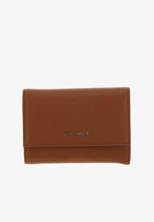 Portafoglio in pelle marrone con superficie tessurizzata, forma rettangolare e logo argentato sulla parte anteriore, dotato di chiusura a soffietto.