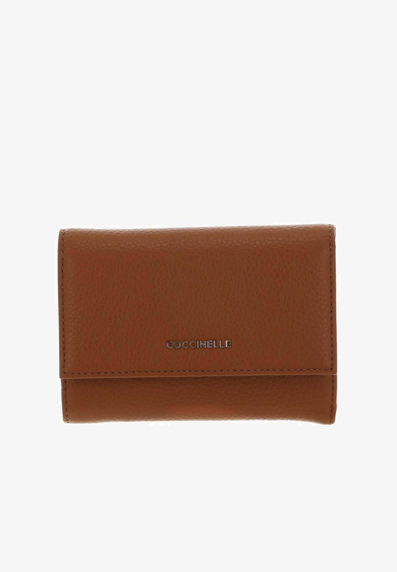 Portafoglio in pelle marrone con superficie tessurizzata, forma rettangolare e logo argentato sulla parte anteriore, dotato di chiusura a soffietto.