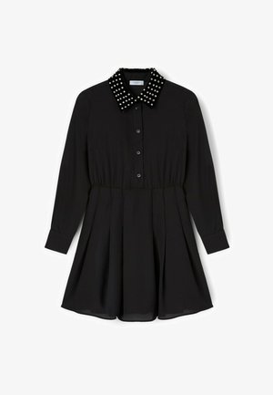 Svart långärmad klänning med plisserad kjol, försedd med pärlad krage, knappstängning och mjuk tygetextur.