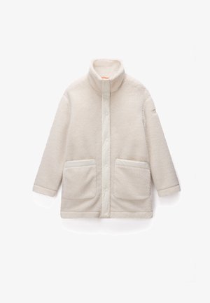 Casaco de felpa em off-white com colarinho alto, fecho de botão de pressão, dois bolsos frontais e um material suave e texturizado.