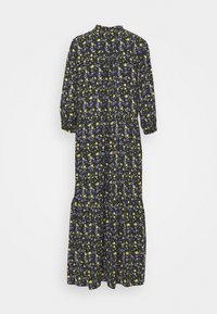 Maxiklänning med blommönster i svart bakgrund med gula och lila blommor, långa ärmar, en rynkad bodice och en lager på lager kjol.