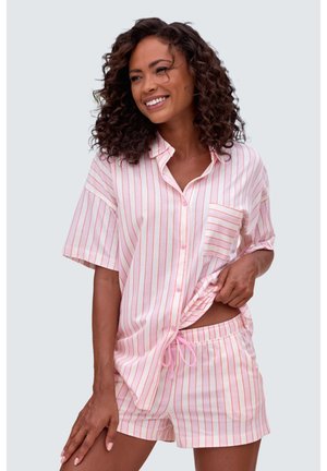 Set de pijama cu mânecă scurtă, cu nasturi, dintr-un material moale, cu dungi roz și albe. Include o buzunar și pantaloni scurți cu talie elastică și șnur.