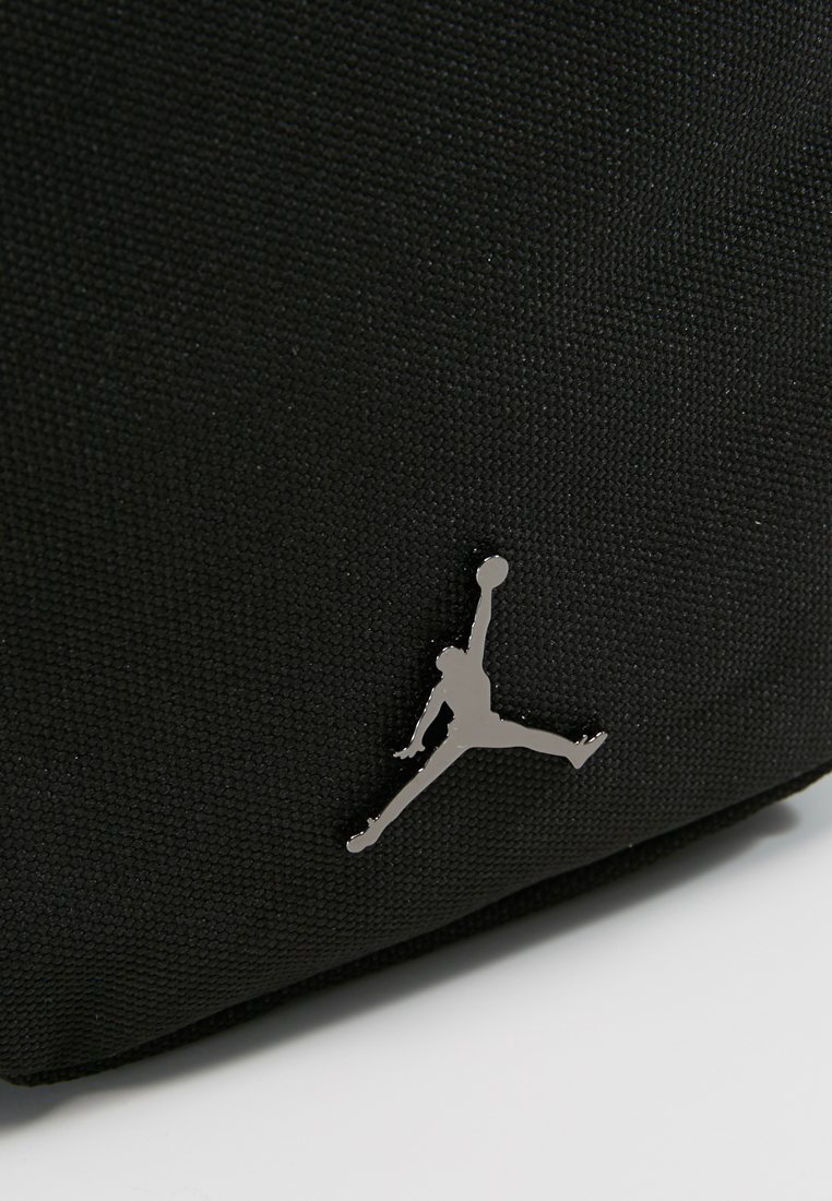 Jordan JAN AIRBORNE CROSSBODY Skulderveske blacksvart Jordan JAN AIRBORNE CROSSBODY Skulderveske blacksvart