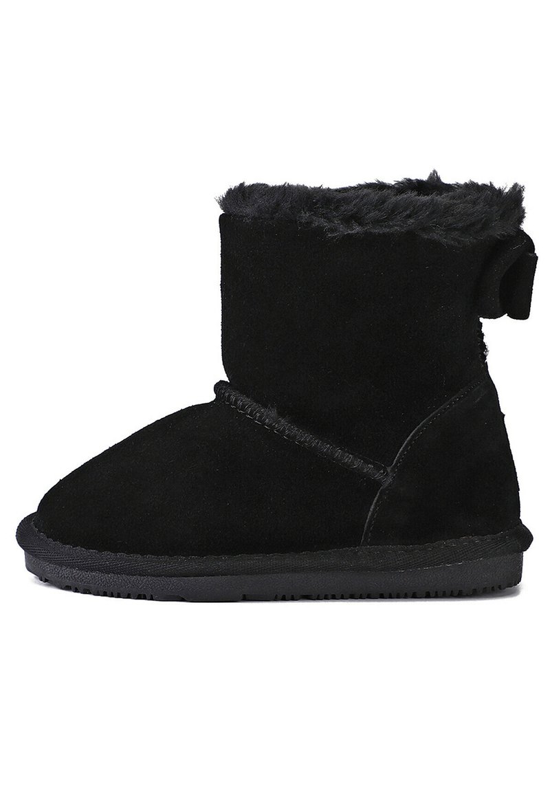 Svarta mocka ankelskor med en mjuk pälskrage, rund tå och strukturerad gummisula. Har en liten rosettdetalj på baksidan.