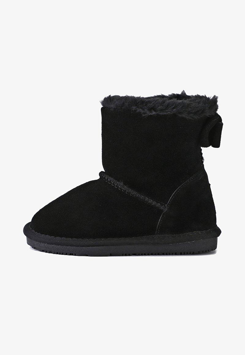 Svarta mocka ankelskor med en mjuk pälskrage, rund tå och strukturerad gummisula. Har en liten rosettdetalj på baksidan.