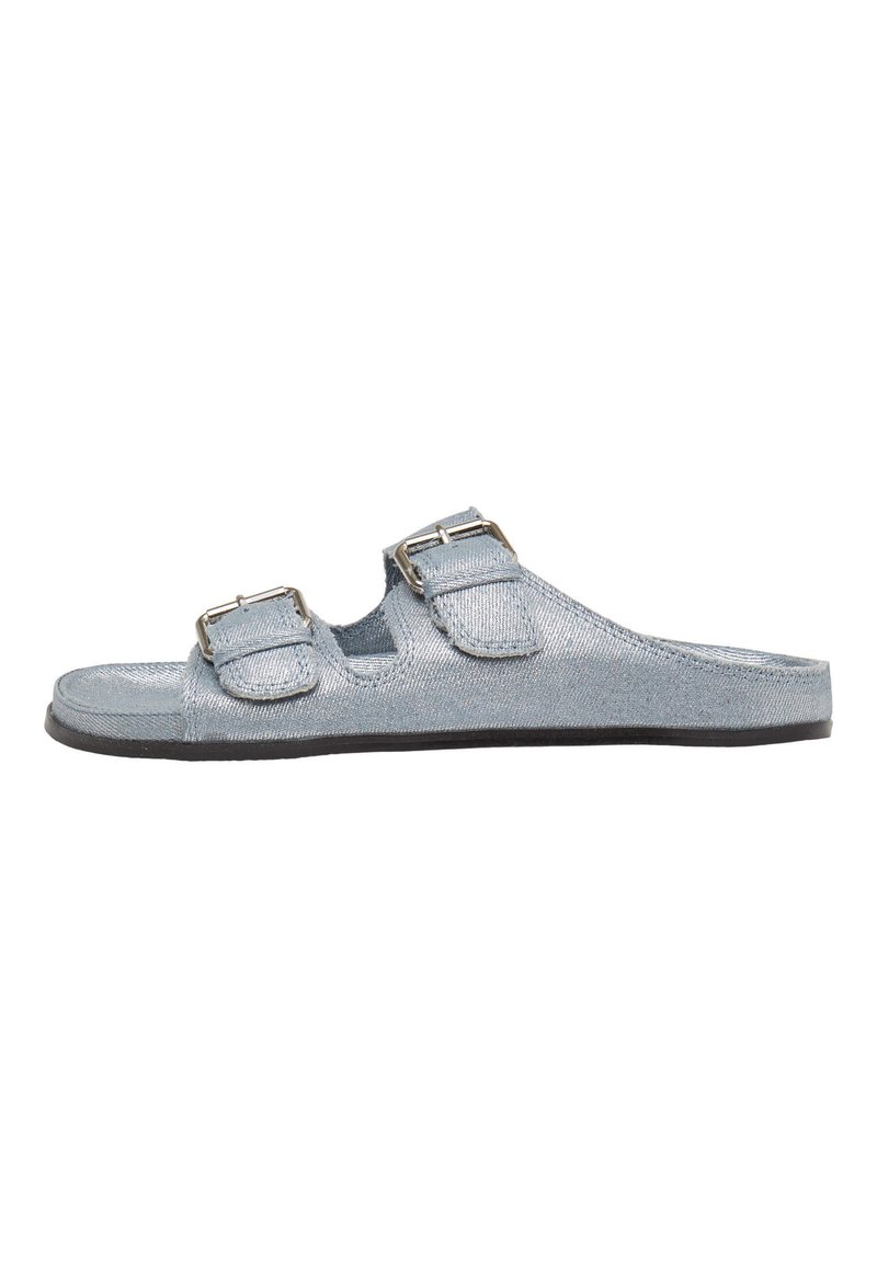 Blaue Denim-Sandale zum Hineinschlüpfen mit zwei verstellbaren Schnallen, flacher Sohle und strukturierter Oberseite. Offenes Design mit Ausschnitten für Atmungsaktivität.