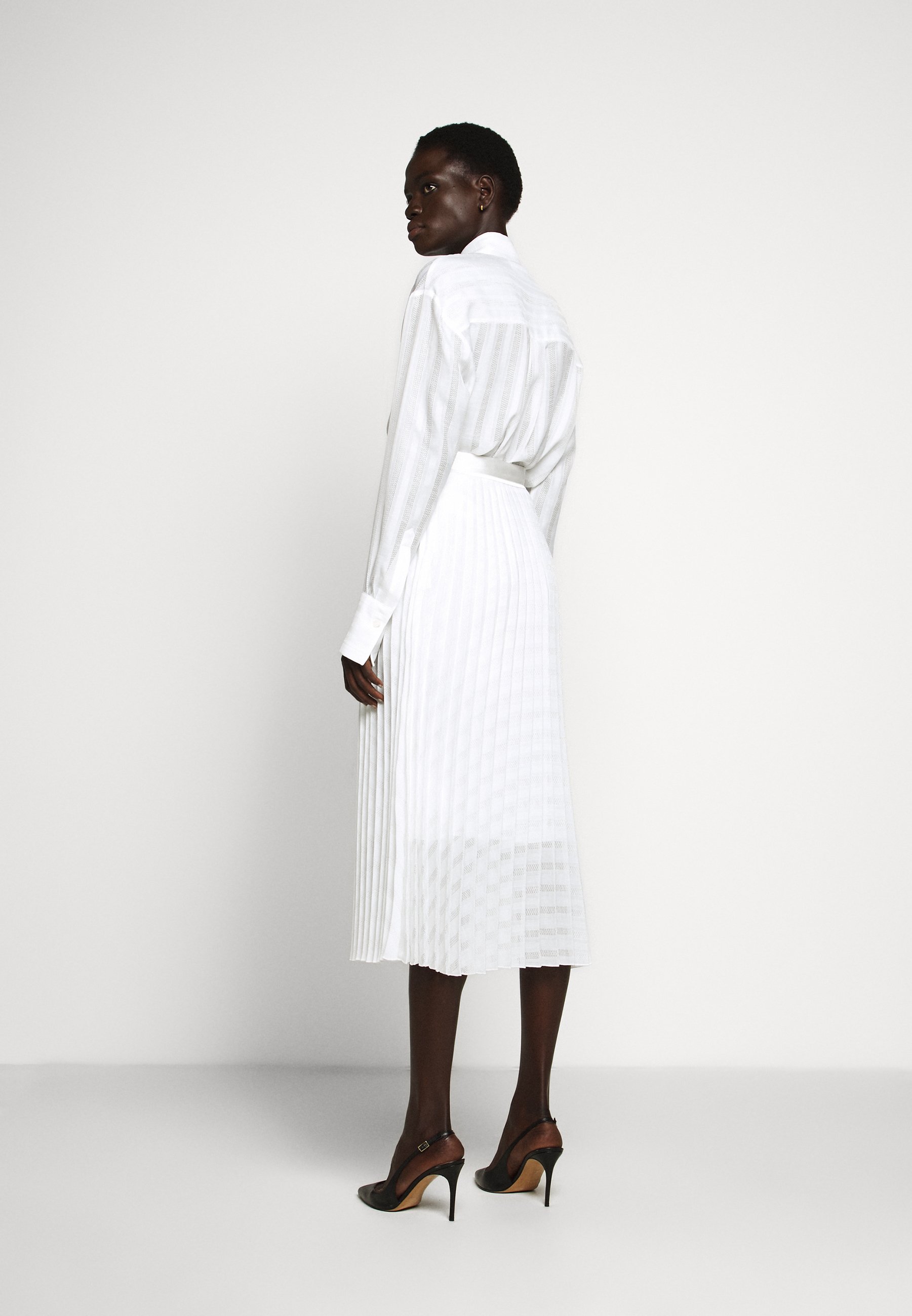Victoria Victoria Beckham A line skjørt white Zalando.no Victoria Victoria Beckham SCARF NECK - Bluser - white