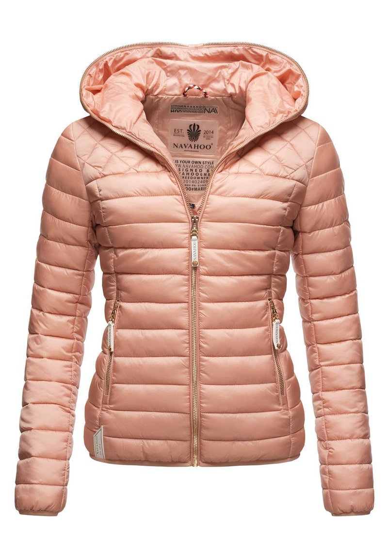 Gevoerde jas in zachtroze, met een gequilt ontwerp, rits aan de voorkant en capuchon. Inclusief twee ritszakken aan de zijkant en gouden accenten.