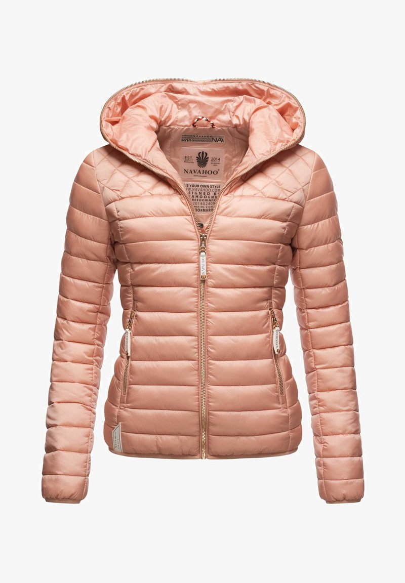 Pudret jakke i blød pink med quiltet design, lynlås foran og hætte. Inkluderer to lynlåslommer og guldfarvede detaljer.