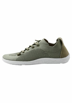 Grüne Strick-Sneaker mit einem strukturierten Mesh-Obermaterial, verstärkter Ferse und weißer Gummi-Sohle, die ein gemustertes Profil für Grip aufweist.