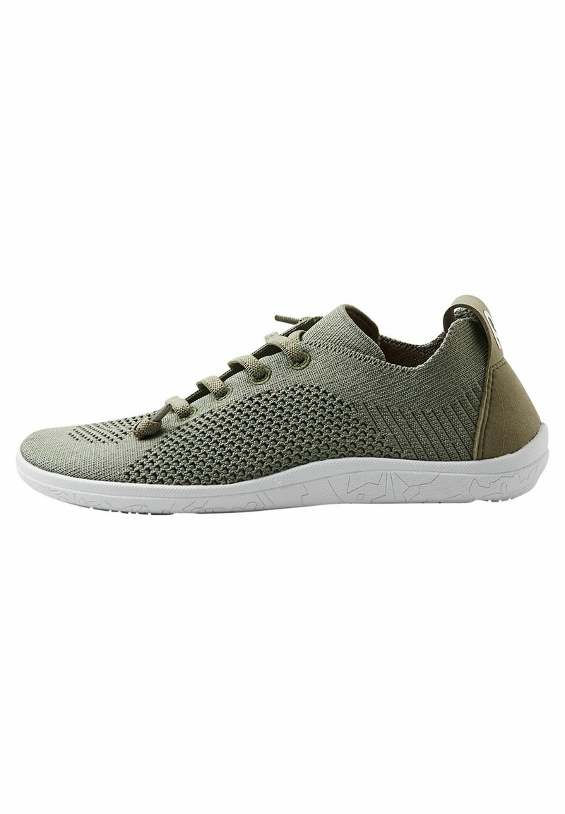 Grüne Strick-Sneaker mit einem strukturierten Mesh-Obermaterial, verstärkter Ferse und weißer Gummi-Sohle, die ein gemustertes Profil für Grip aufweist.