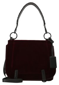 Bolso de mano de terciopelo burdeos con una correa de cuero negra, con forma rectangular y detalles en metal. Textura suave, diseño minimalista.