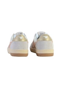 Sneaker bianchi e rosa realizzati in materiali scamosciati e in pelle, con dettagli metallici dorati sul tallone e suola in gomma.