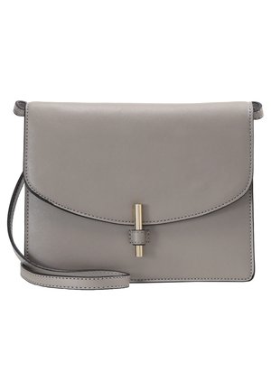 Bolso de mano de cuero gris con cierre de solapa y detalle de barra vertical en tono dorado en el frente.