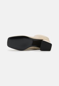 Monki Botas clássicas de cano curto - beige