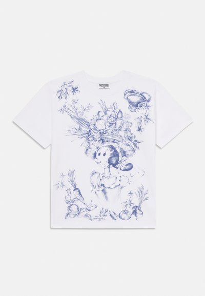 Λευκό μπλουζάκι φτιαγμένο από βαμβάκι με μπλε γραφικό σχέδιο ενός χαρακτήρα που κρατάει ένα καλάθι με φρούτα και λαχανικά, αναδεικνύοντας περίπλοκο σχέδιο και λεπτομέρειες.