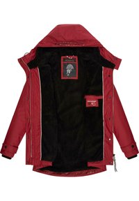 Veste extérieure rouge avec une douce doublure en polaire noire. Elle est dotée d'une capuche, d'une fermeture éclair en métal et de boutons-pression. Étiquette intérieure avec graphisme et texte.