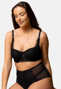 Soutien-gorge en dentelle noire avec armature, présentant des motifs floraux, des bretelles réglables et un slip taille haute assorti avec des accents en dentelle.