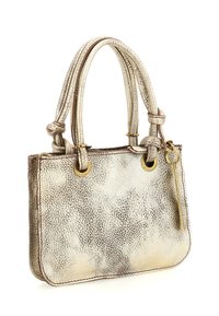 Piccola borsa a tracolla in pelle metallica dorata con texture, manici a doppio nodo e dettaglio anello dorato su sfondo bianco.