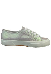 Sneaker iridescent argento con profilo basso, punta rotonda, lacci bianchi e suola in gomma testurizzata. Presenta dettagli di cucitura e finitura liscia.