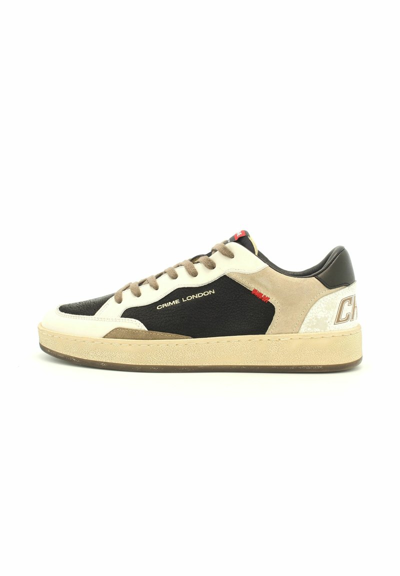 Sneaker in pelle con un mix di materiali bianchi, neri e beige, punta arrotondata, logo laterale e superficie testurizzata.