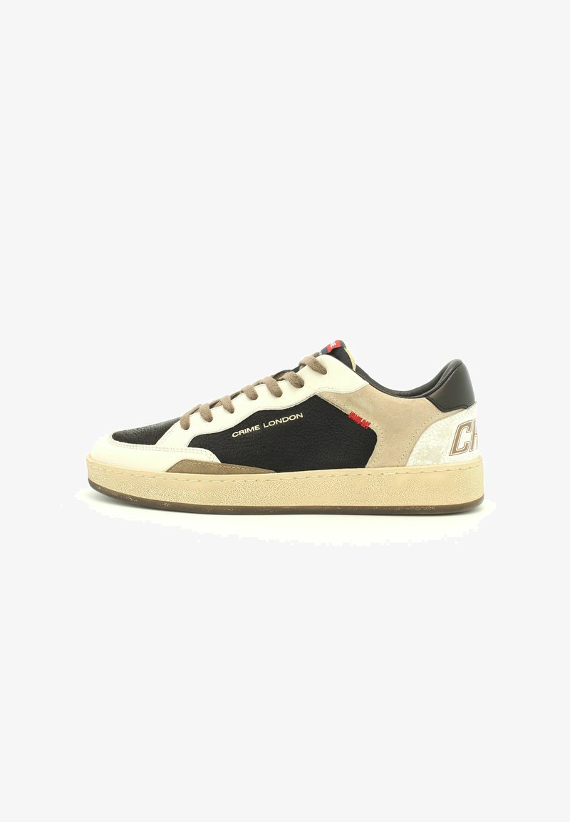 Skórzane sneakersy z mixem białych, czarnych i beżowych materiałów, okrągłym noskiem, logo z boku i teksturowaną powierzchnią.