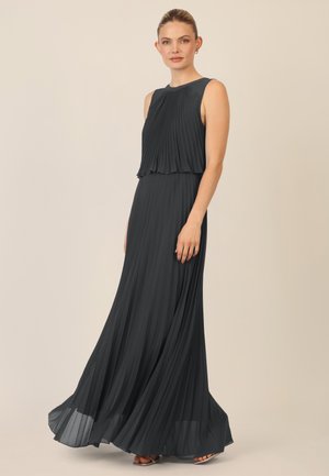 Ärmelloses, langes, plissiertes Kleid aus dunkelgrauem Stoff. Verfügt über einen fließenden Rock und ein mehrlagiges Miederdesign. Dezenter Glanz und weiche Textur.