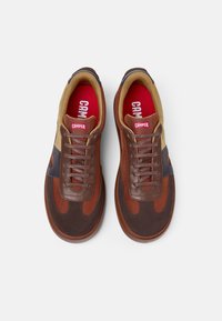 Camper SNEAKERS - Zapatillas - braun rot