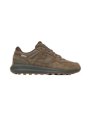 Bruine suède sneaker met dikke donkergrijze zool en veters, met een klein Faguo-merkenlabel dichtbij de hiel op een witte achtergrond.