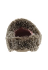 Charentais en fausse fourrure, avec une forme arrondie, présentant une couche extérieure beige et une douce fourrure taupe autour de l'ouverture. Texture douce.
