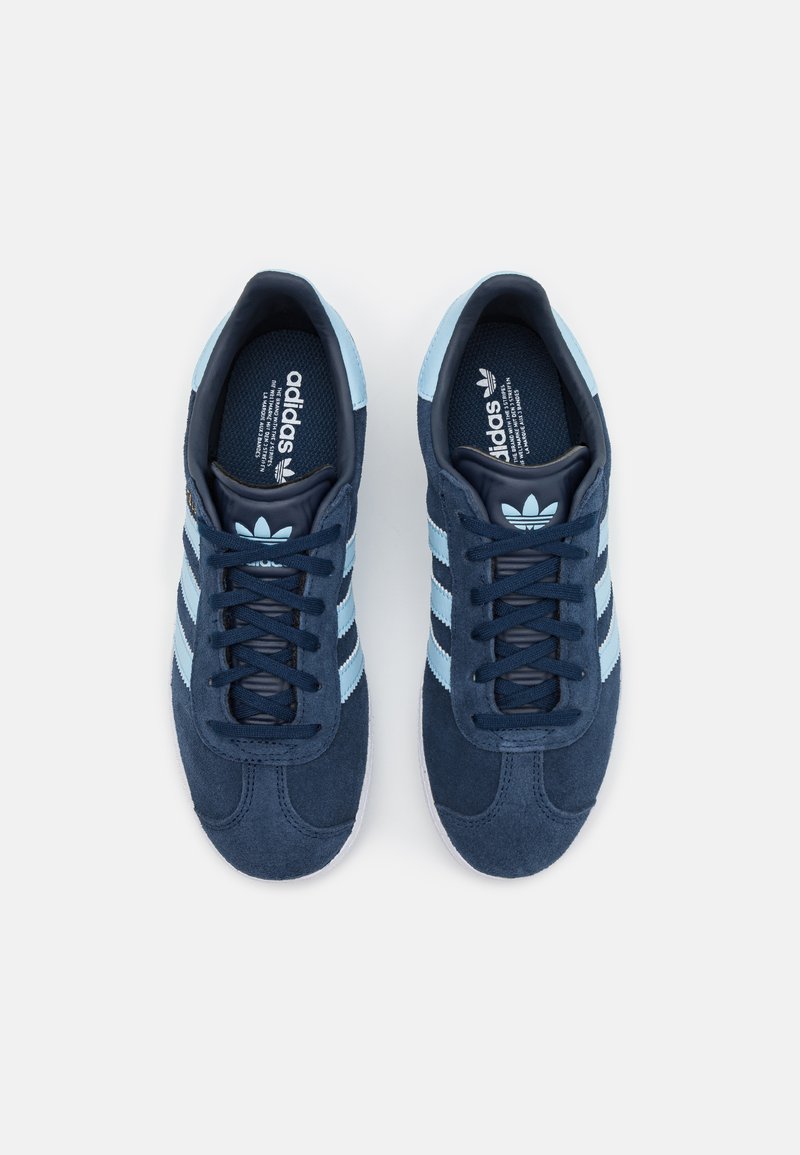 adidas Originals GAZELLE - Trainers - collegiate navy/clear sky/footwear  white/dark blue - Zalando